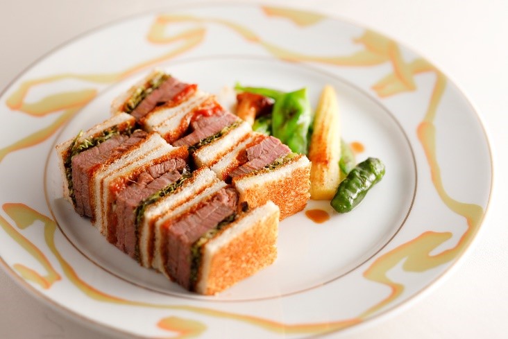和日本牛鱼片肉的三明治时令的蔬菜(附带gujieru·ＰＵＴＩＴ色拉)一起　