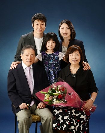 "賀寿的纪念家庭照片、一张肖像照片"